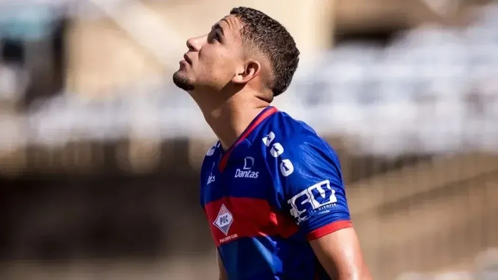 Atacante morre aos 20 anos em acidente de moto ao colidir com vaca