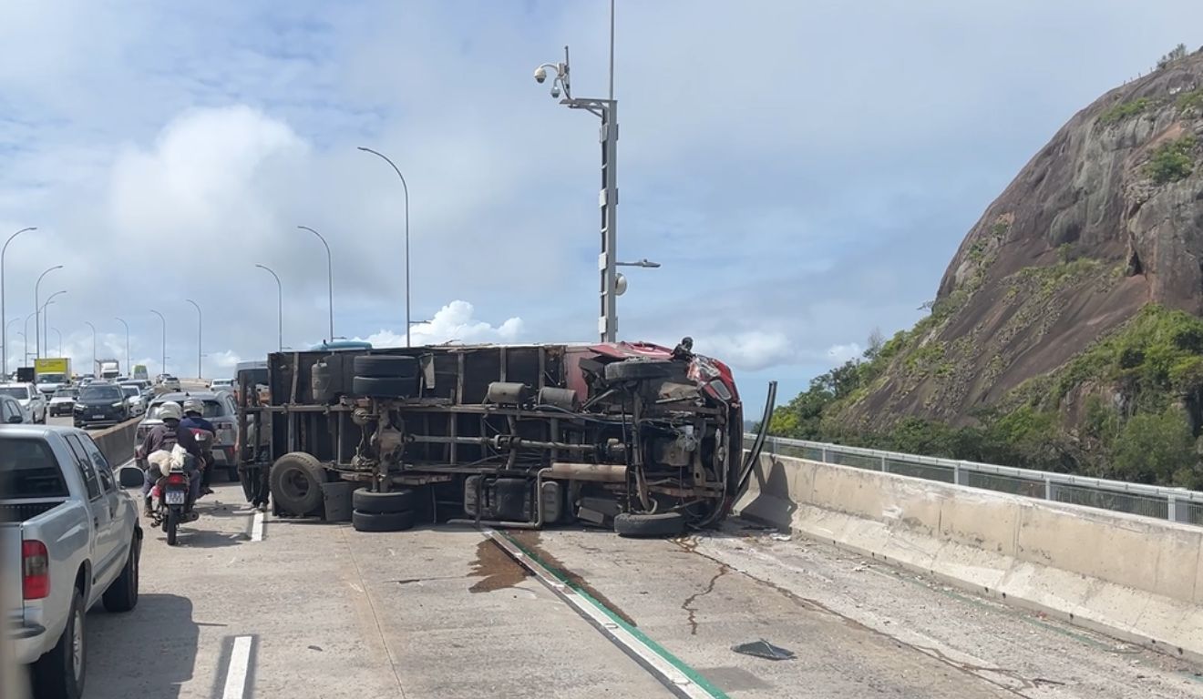 Caminhão tomba na Terceira Ponte após acidente com ônibus