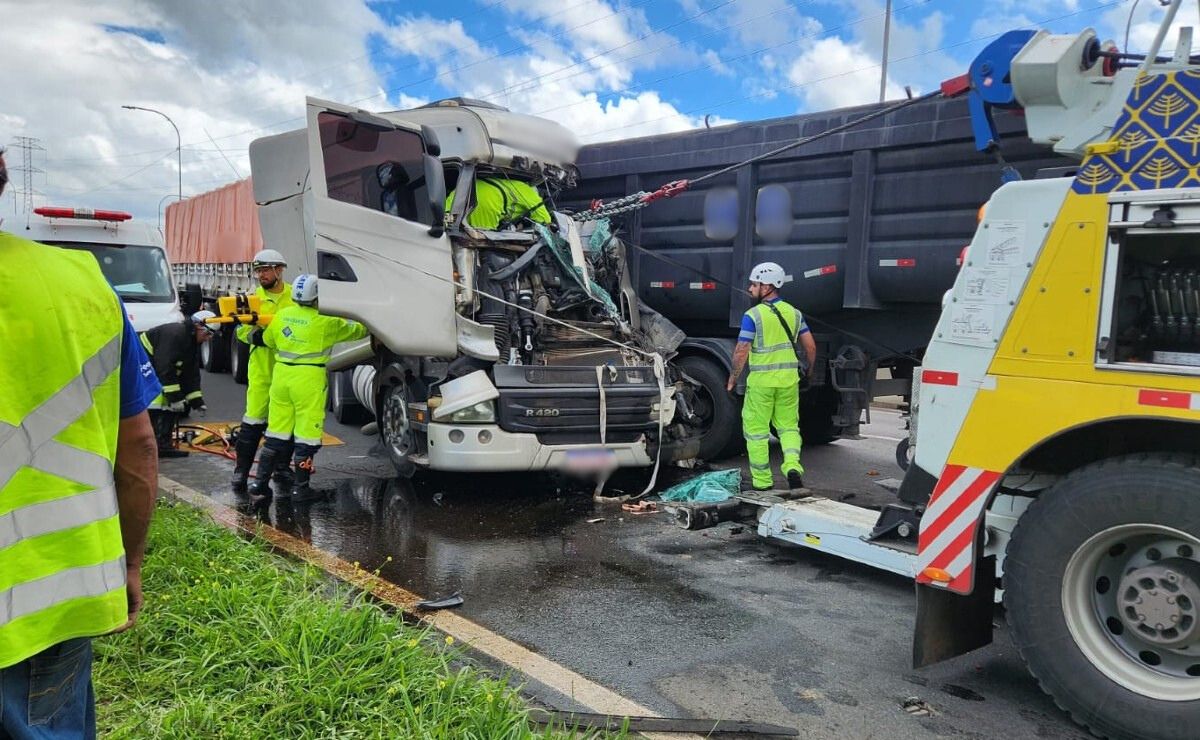 acidente-caminhoes-br-376-1