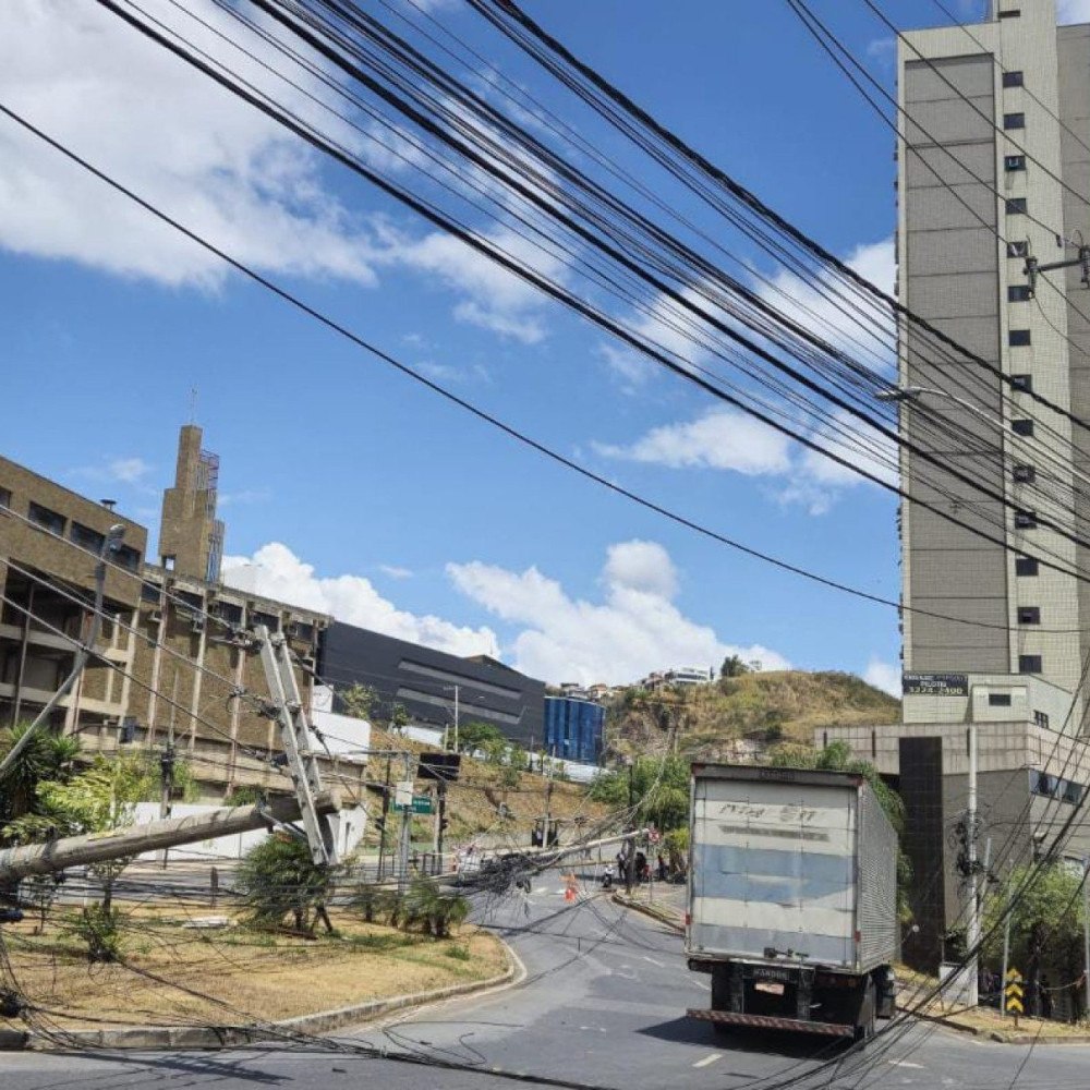 Carreta derruba postes em avenida de BH e região fica sem energia - Estado de Minas