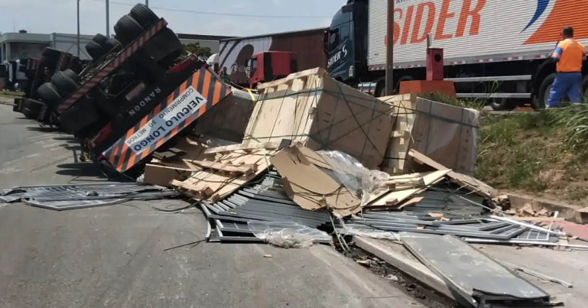Carreta tomba e motorista fica ferido em acidente em Contagem, na Região Metropolitana de BH