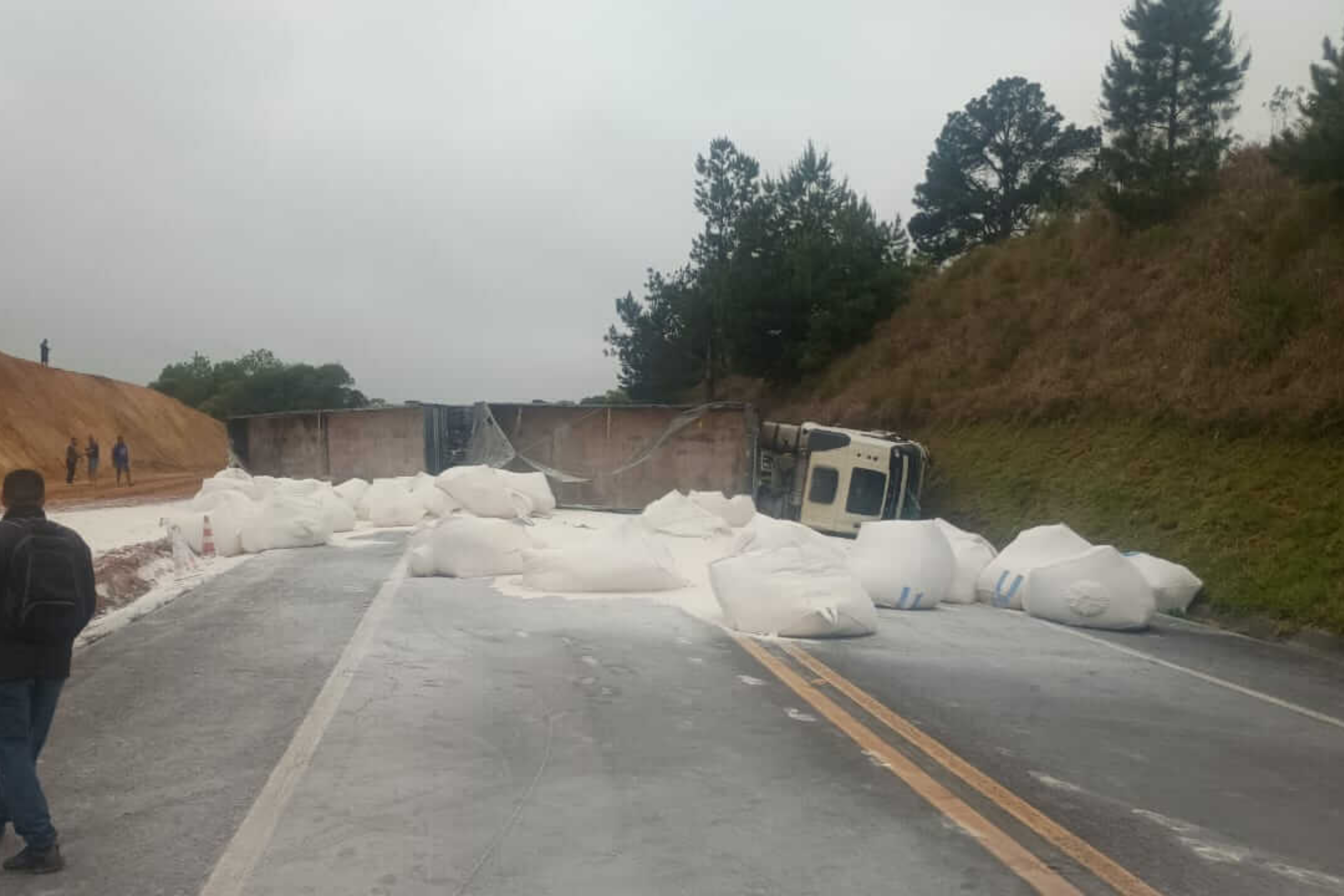 Contorno Norte tem bloqueio após acidente com caminhão e dois carros; uma pessoa morreu – CBN Curitiba – A Rádio Que Toca Notícia