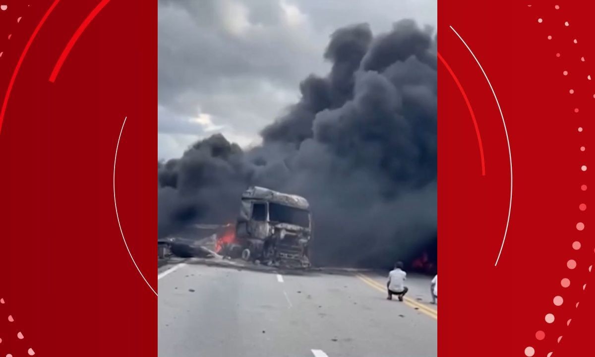 Engavetamento com cinco veículos deixa um morto em rodovia na Bahia - G1