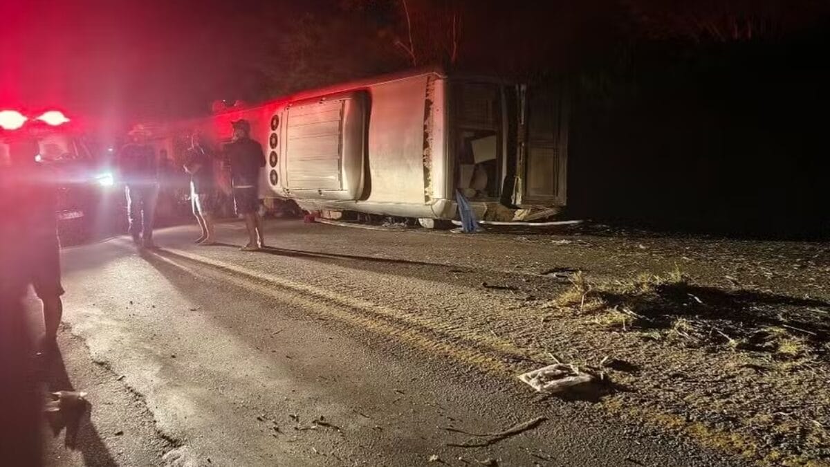 Grave acidente com ônibus de turismo deixa 16 mortos