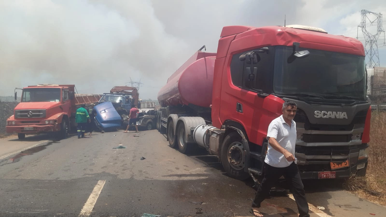 Grave acidente entre veículos de carga e de passeio deixa vítimas presas nas ferragens na BR-135