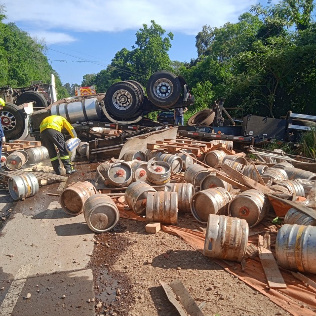 Grave acidente interdita parcialmente a BR-163 em Guaraciaba; Condutor é resgatado gravemente ferido | WH3 - Sistema 103 - Rádio Raio de Luz - Rádio Lider
