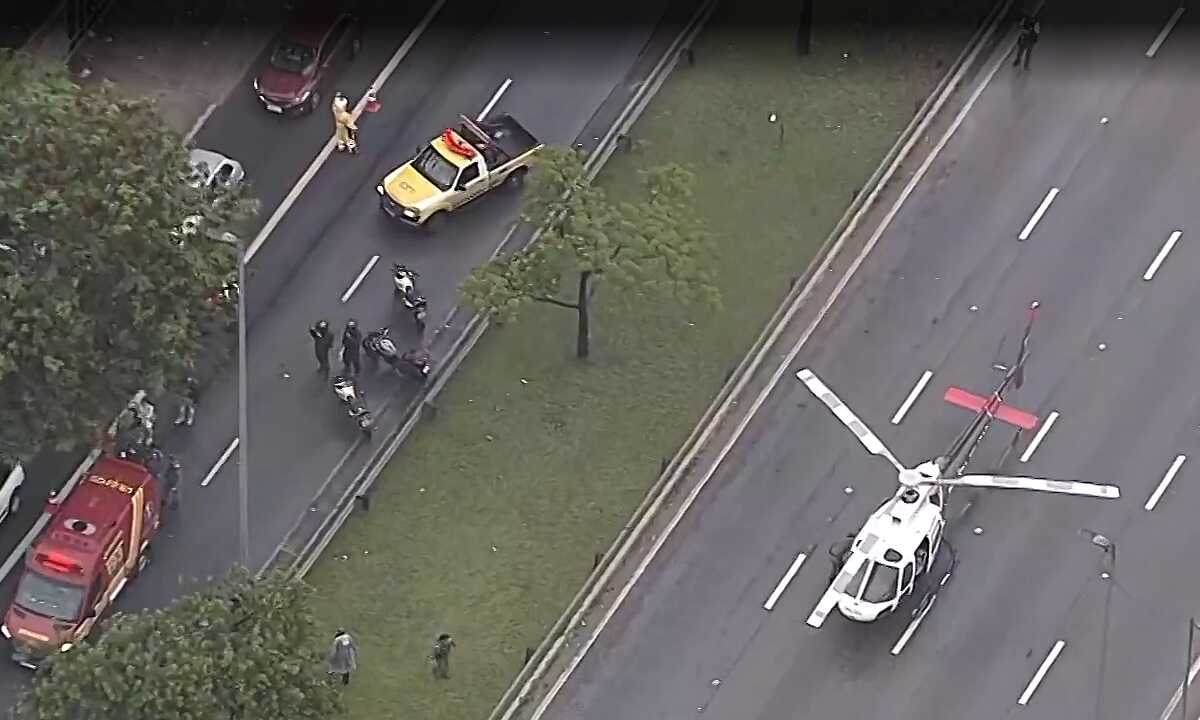 Helicóptero Águia resgata jovem após acidente grave e interdita Marginal Tietê