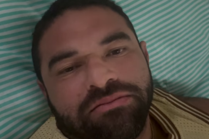 Personal trainer afirma que banco cedeu durante exercício e barra de supino o atingiu -  (crédito: Reprodução Instagram)