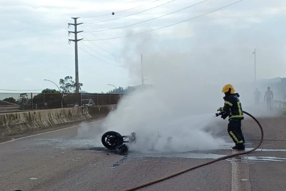Motocicleta incendeia após acidente na BR-101 - Portal Engeplus
