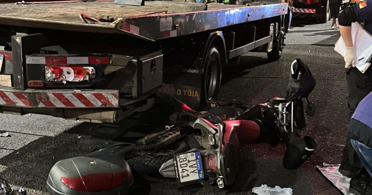 Motociclista morre após colidir em caminhão em Canoas