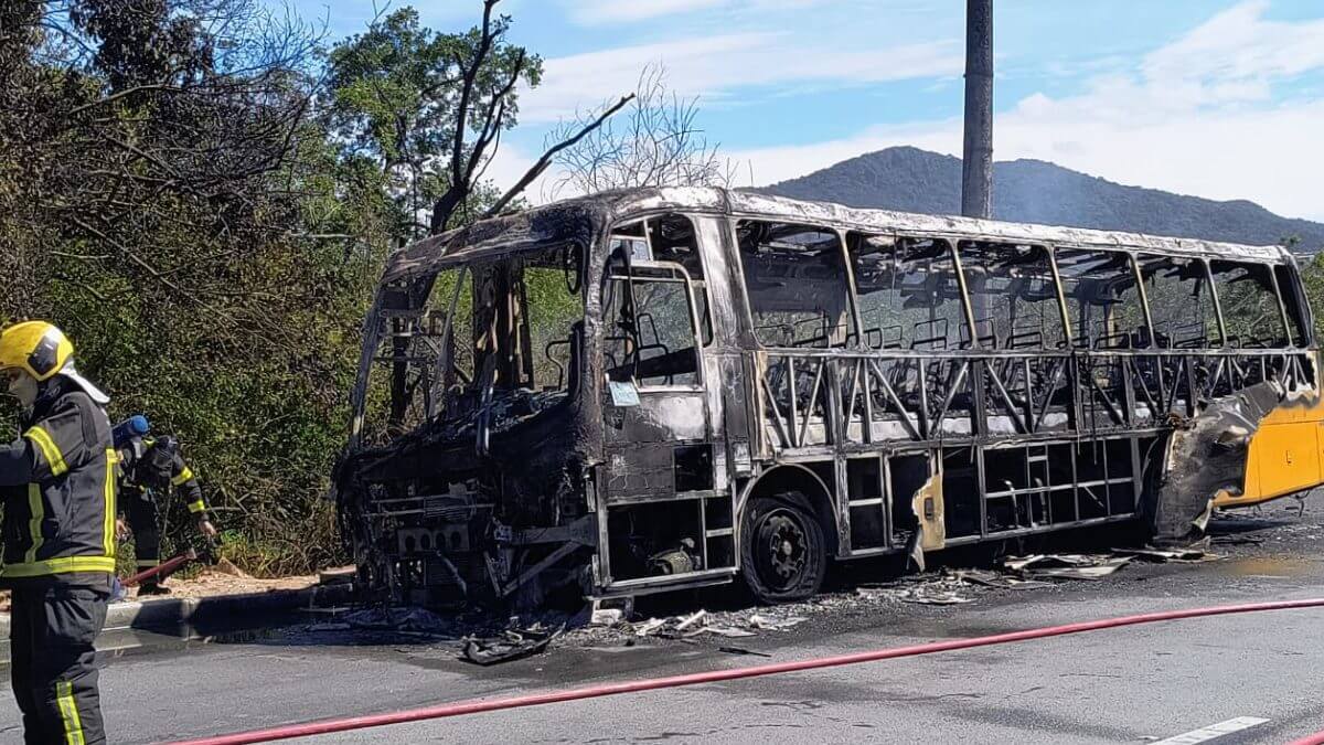 Motoqueiro morre em acidente com incêndio na SC-401 em Florianópolis; veja vídeo