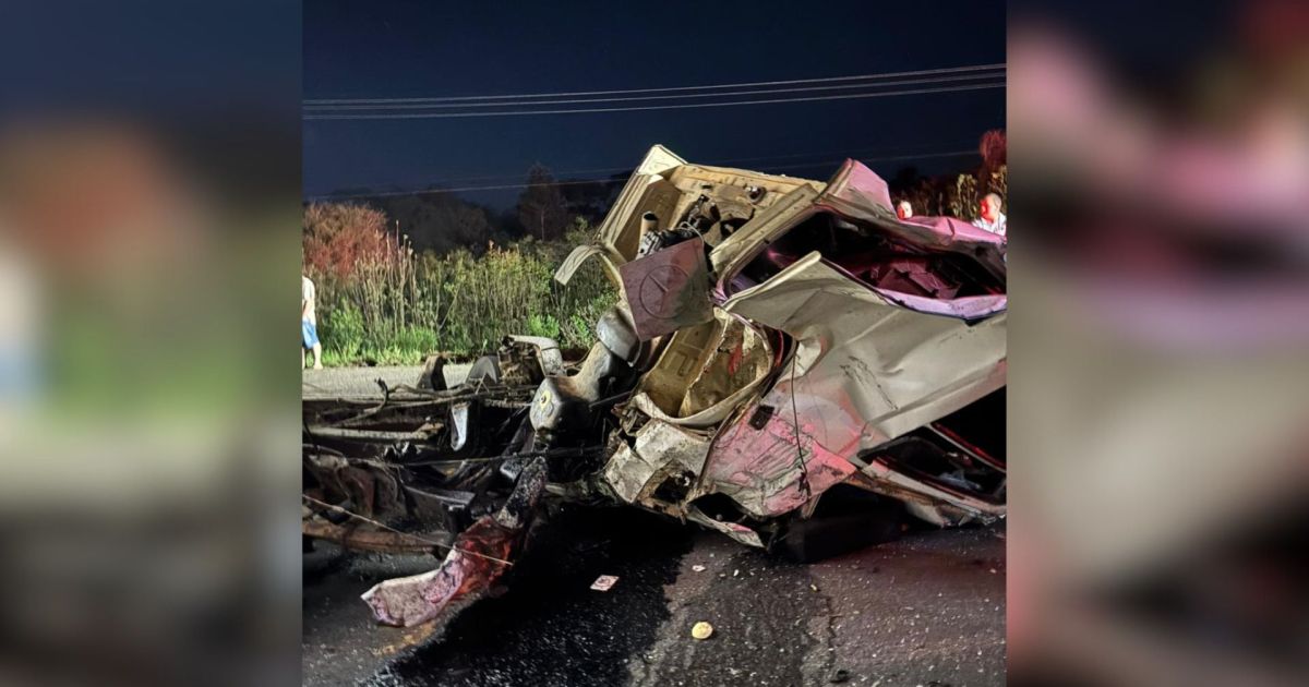 PR: acidente entre caminhão e ônibus deixa dois mortos e mais de 30 feridos