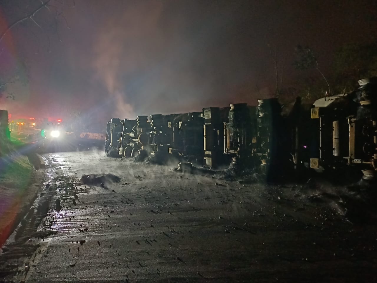 PRF atualiza situação da Serra das Araras após grave acidente envolvendo um caminhão que transportava etanol