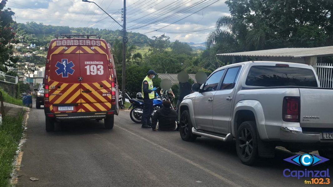 Homem é socorrido pelo Corpo de Bombeiros após acidente de moto em Capinzal