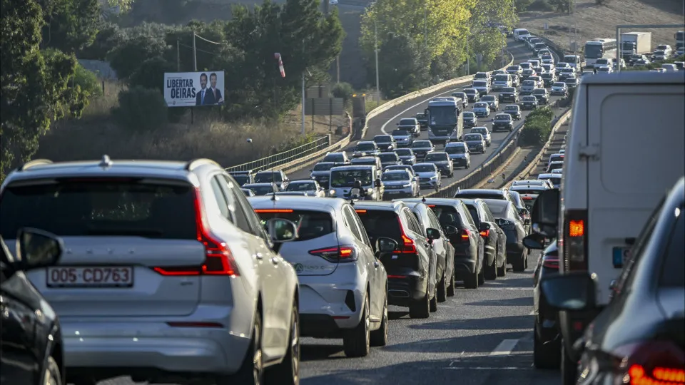 Trânsito reaberto na A5 após acidente em Linda-a-Velha