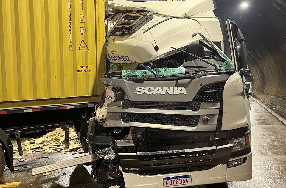 Vazamento de ácido: acidente com dez carretas interdita rodoanel em SP