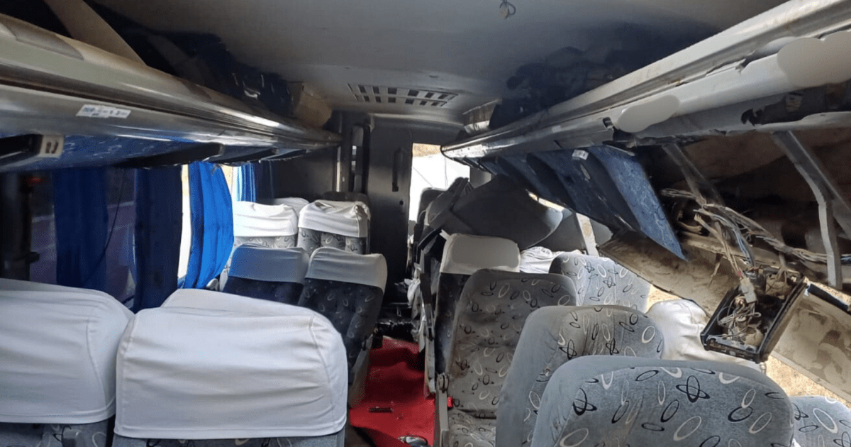 Veja como ficou ônibus após acidente com mortos no Agreste de Pernambuco