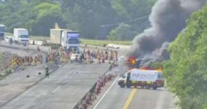 Caminhão com botijões de gás incendeia após colisão e interdita a BR-386