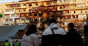 “Somos pessoas inocentes”: o som das explosões já se tornou habitual para os moradores de Kiev