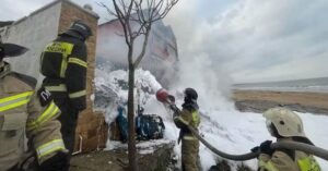 Helicóptero cai sobre casa e mata quatro pessoas na Rússia; veja vídeos