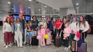 Grupo de gaúchos que estava retido na Jamaica após furacão Melissa chega a Porto Alegre