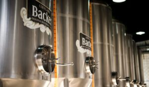 Caso Backer: Justiça absolve réus por contaminação de cervejas em MG