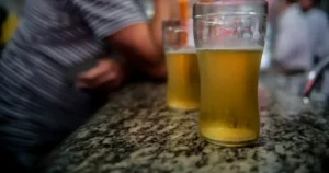 Dez acusados no caso de contaminação da cervejaria Backer são absolvidos por falta de provas