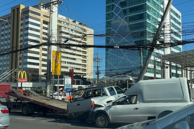 Acidente causa engarrafamento na Avenida Paralela — Sociedade Online
