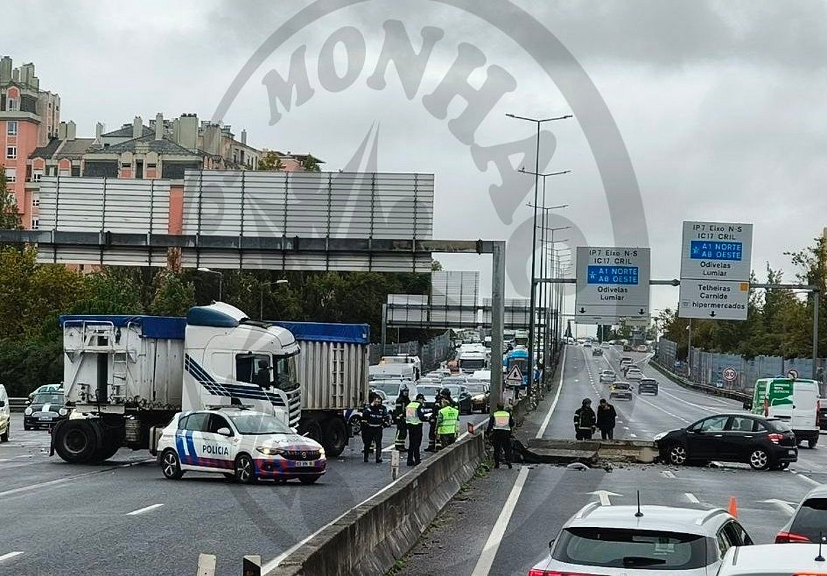 Acidente com camião no Eixo Norte-Sul, em Telheiras, faz dois feridos e causa constrangimentos no trânsito