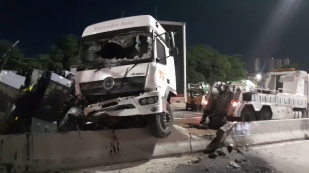 Acidente com carreta interdita na Avenida Brasil