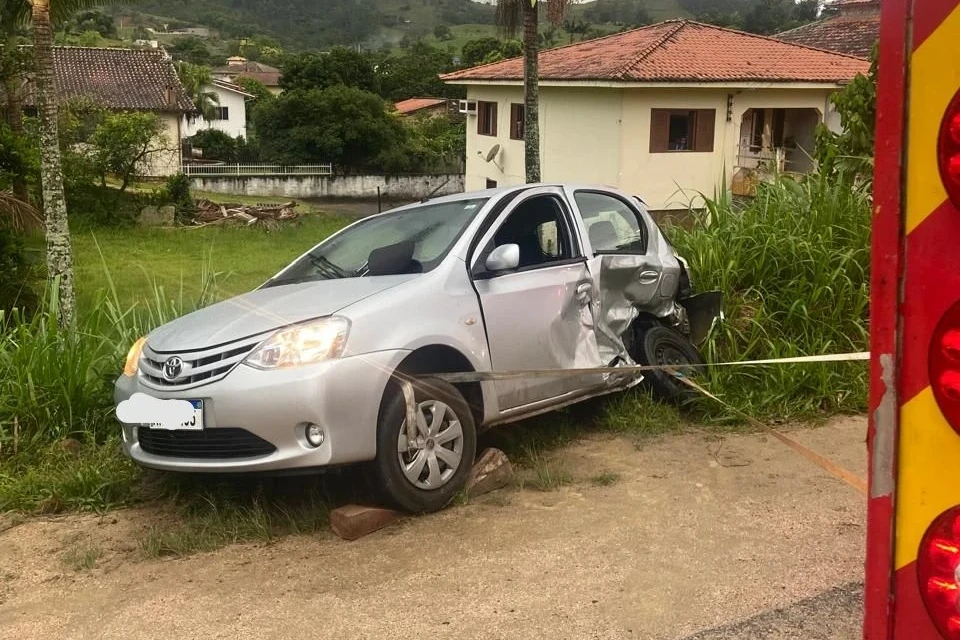 Acidente com carros deixa uma pessoa ferida na SC-370 - Portal Engeplus