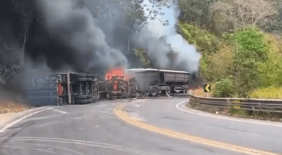 Acidente com dois caminhões causa incêndio em rodovia do Ceará