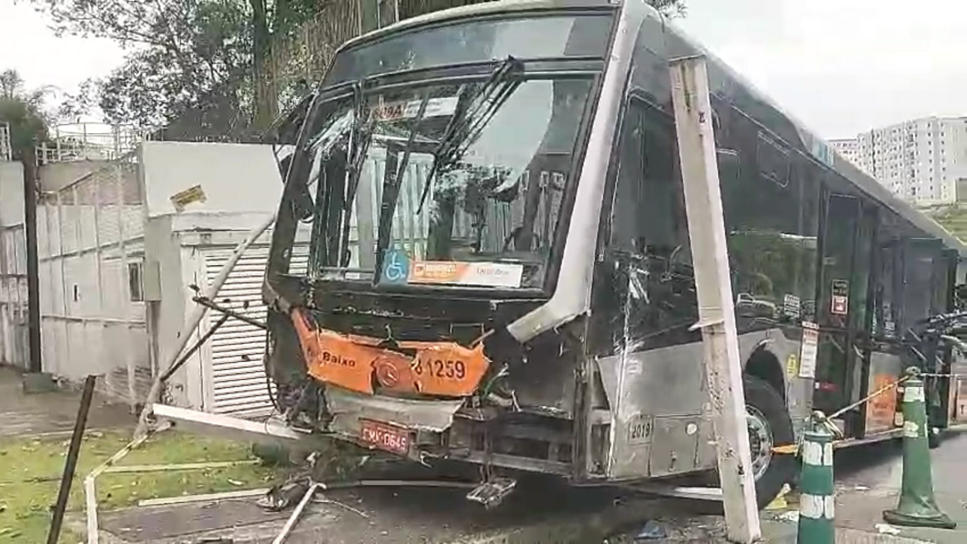 Acidente com ônibus na rodovia Raposo Tavares deixa 10 pessoas feridas