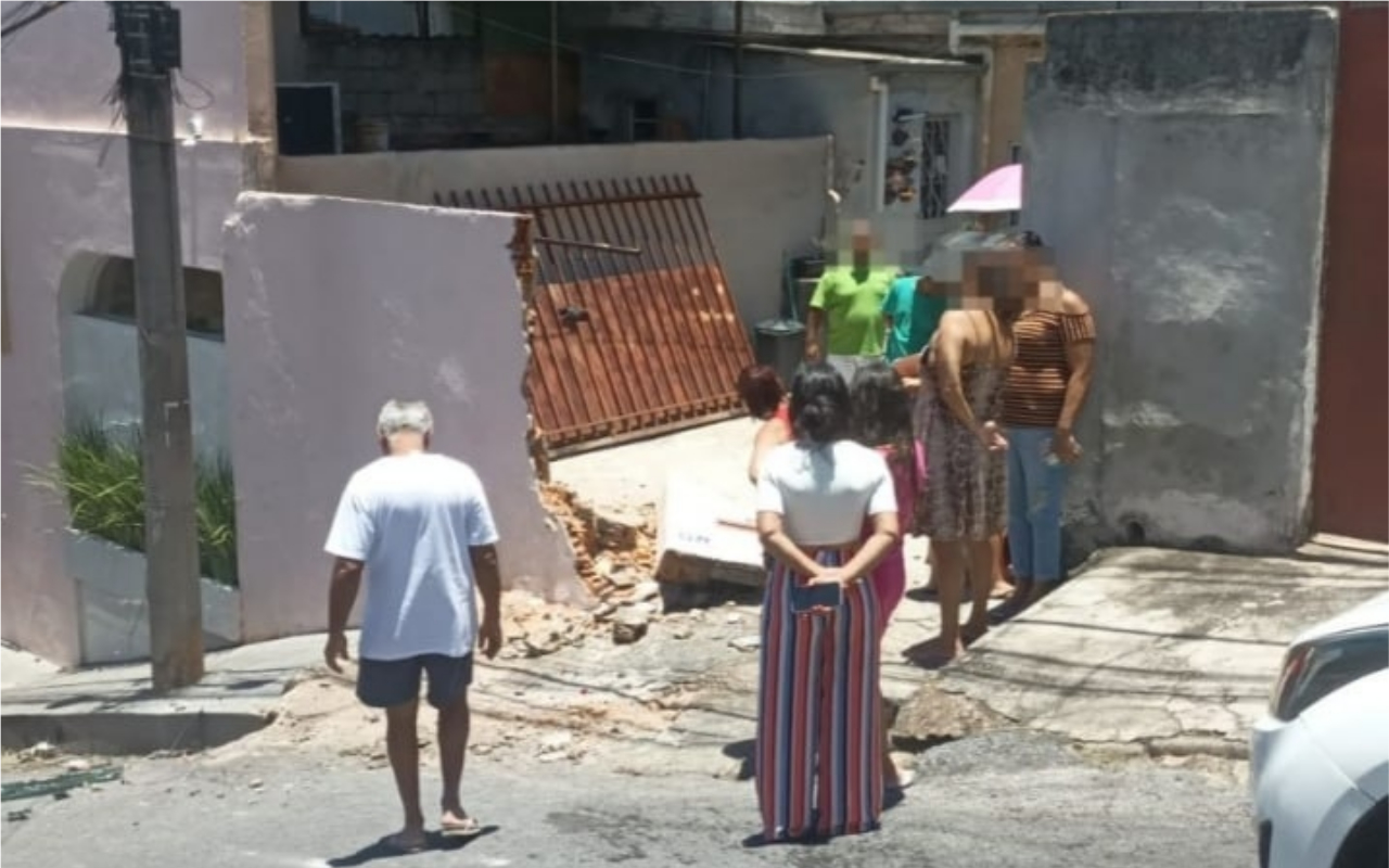 Acidente com quatro carros derruba portão sobre moradora em BH