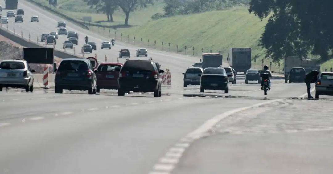 Acidente de ônibus e caminhão deixa 46 feridos