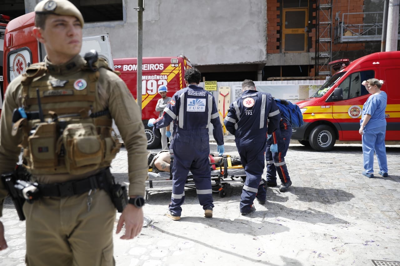 Acidente em obra no Centro de Blumenau mata trabalhador, deixa feridos e estremece prédio