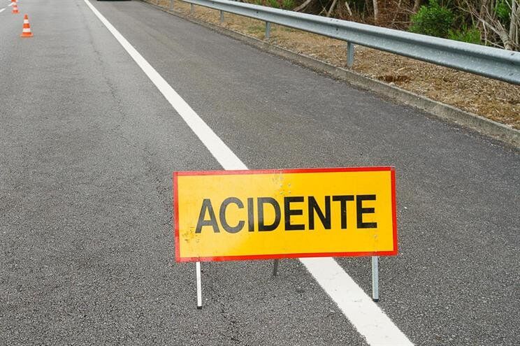 Acidente entre camião e três carros corta o Eixo Norte-Sul em Lisboa