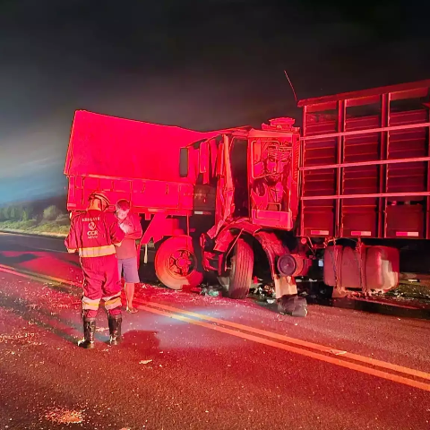 Acidente entre carretas paralisa BR-163 nesta quarta, 26 de novembro