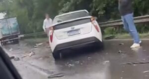 Acidente entre dois carros e um caminhão deixa um morto e dois feridos na BR-386