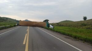 Acidente entre duas carretas interdita totalmente BR-393, em Vassouras – G1