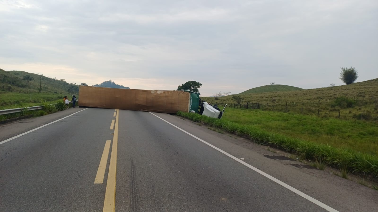 Acidente entre duas carretas interdita totalmente BR-393, em Vassouras - G1