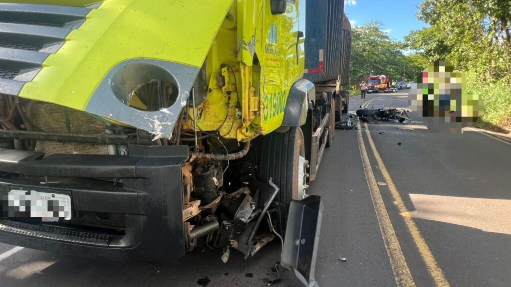 Acidente entre moto e caminhão em vicinal mata duas pessoas na região • Marília Notícia
