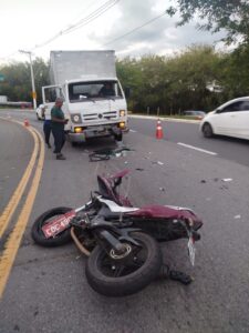 Acidente entre moto e caminhão mata homem e deixa outro ferido em Volta Redonda – G1