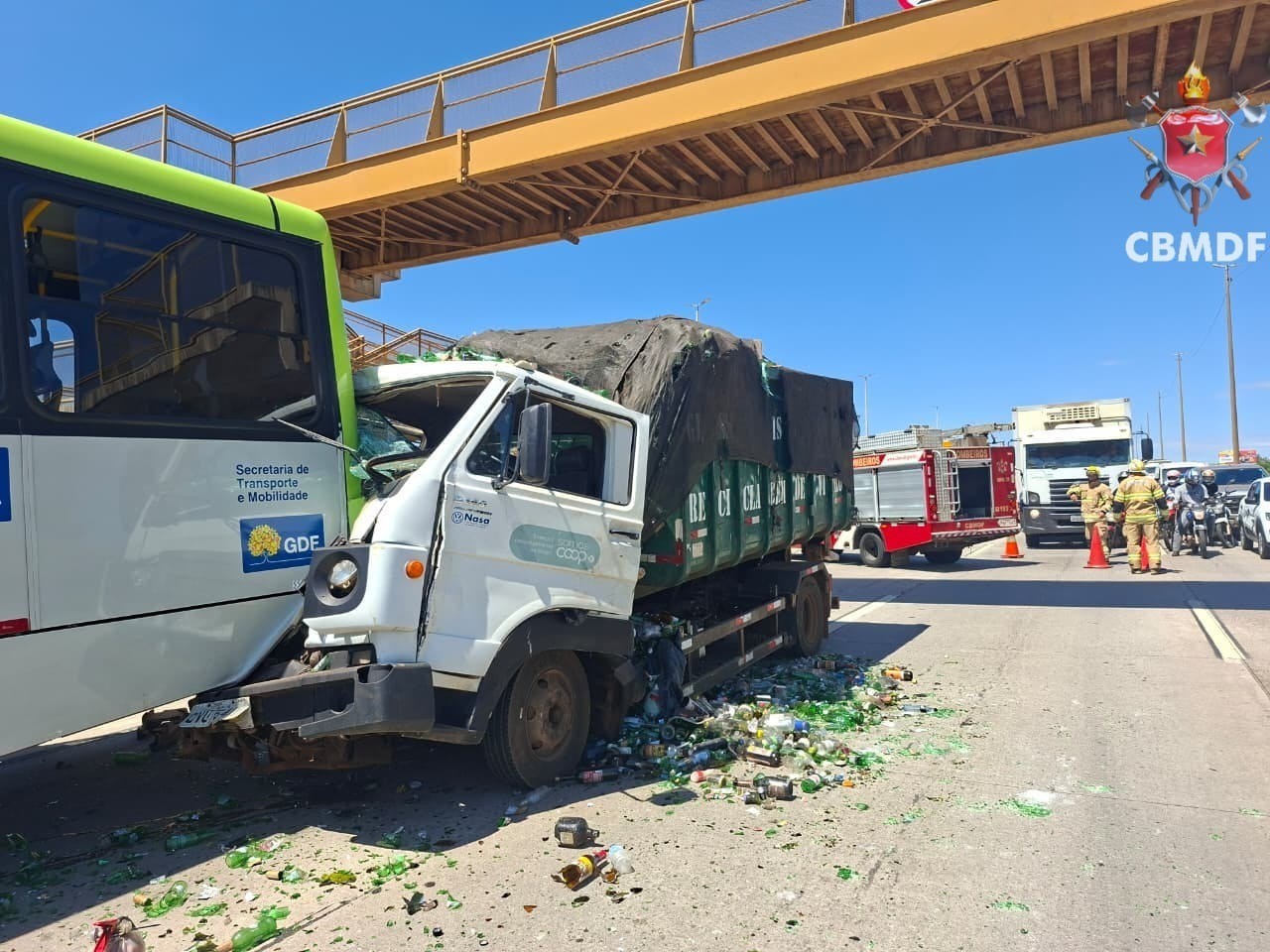 Acidente entre ônibus e caminhão deixa uma pessoa ferida e duas faixas da via Estrutural ... - G1