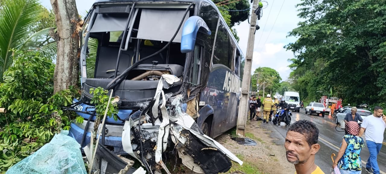 Acidente entre ônibus e pick-up deixa 1 morto na Bahia