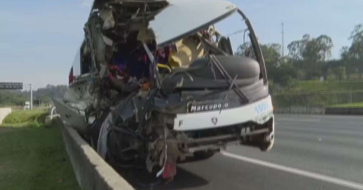 Acidente grave entre ônibus e caminhão em rodovia de SP deixa 44 feridos