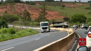 Acidente interdita rodovia próximo ao aeroporto de Patos de Minas