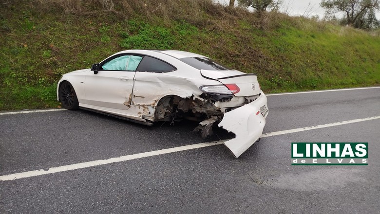 Acidente na EN373 deixa dois feridos e corta trânsito entre Elvas e Campo Maior