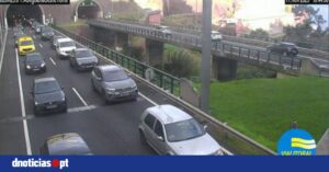 Acidente na via rápida deixa trânsito congestionado — DNOTICIAS.PT
