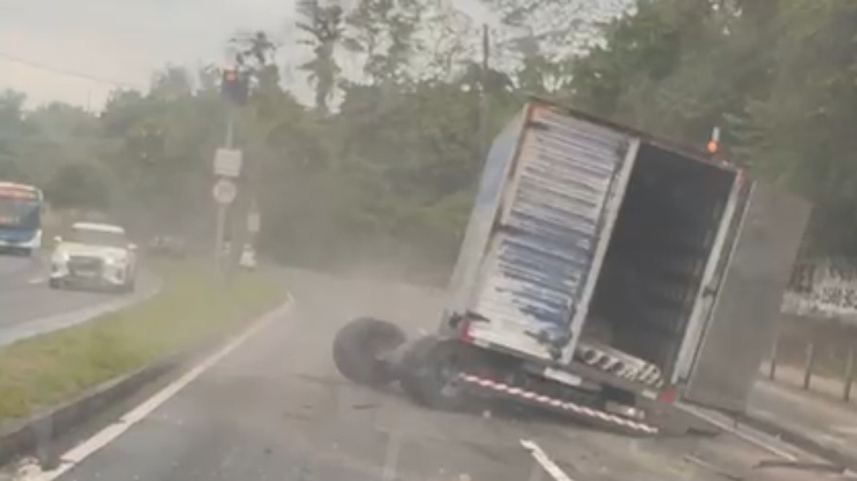 Acidente no Rio: Caminhão causa batida na Zona Oeste; Vídeo | G1